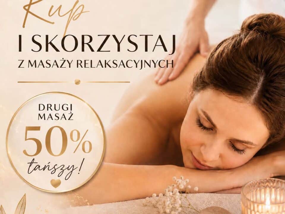 Kobieta podczas relaksującego masażu pleców w salonie Fabryka Pereł