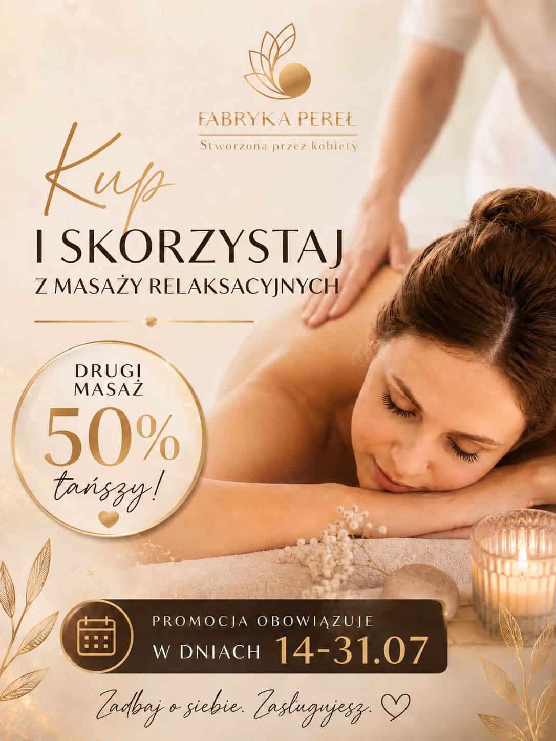 Kobieta podczas relaksującego masażu pleców w salonie Fabryka Pereł